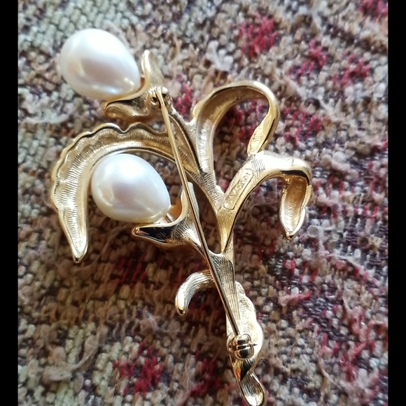 MONET Pearl Rhinestone Flower Brooch - Picture 9 of 16